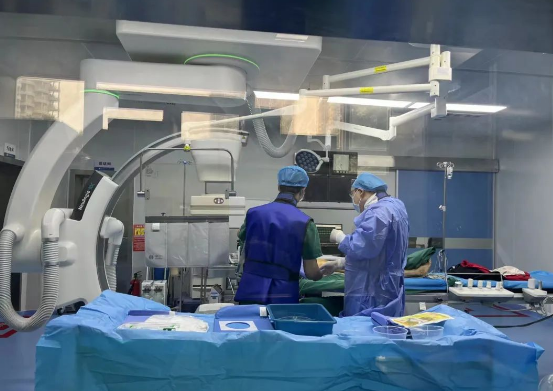 县人民医院成功为一名“病态窦房结综合征”患者安置永久性心脏双腔起搏器